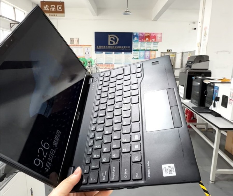 3C產(chǎn)品后蓋貼膜氣泡翹邊怎么辦？德尚精機(jī)筆記本電腦貼膜機(jī)，滾貼工藝，無氣泡貼附