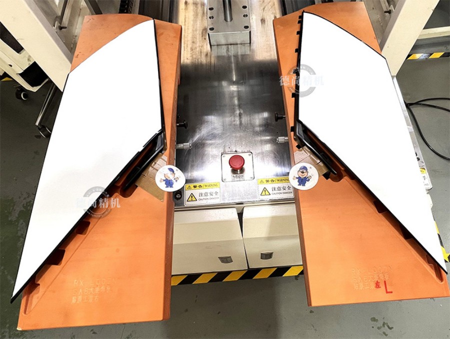 2026-3-18汽車D柱貼膜-寧波榮信.JPG